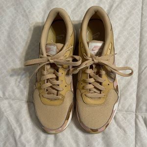 Like new Women’s Nike Air SC Running Shoes. Size 10
